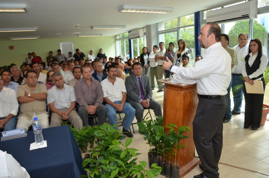 Convoca rector de la UNACH, Jaime Valls Esponda, a docentes y alumnos a trabajar en favor del desarrollo social