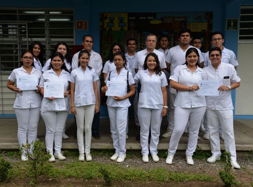 Felicita rector de la UNACH Carlos Eugenio Ruiz Hernández a alumnos por su participación en Congreso de Morfología