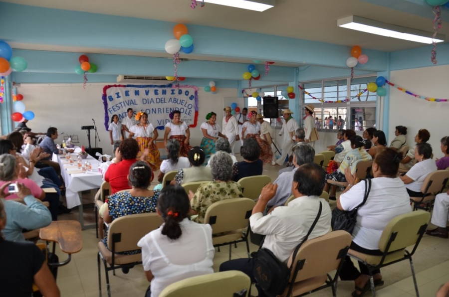 Celebran estudiantes de la Licenciatura en Gerontología el Día del Abuelo