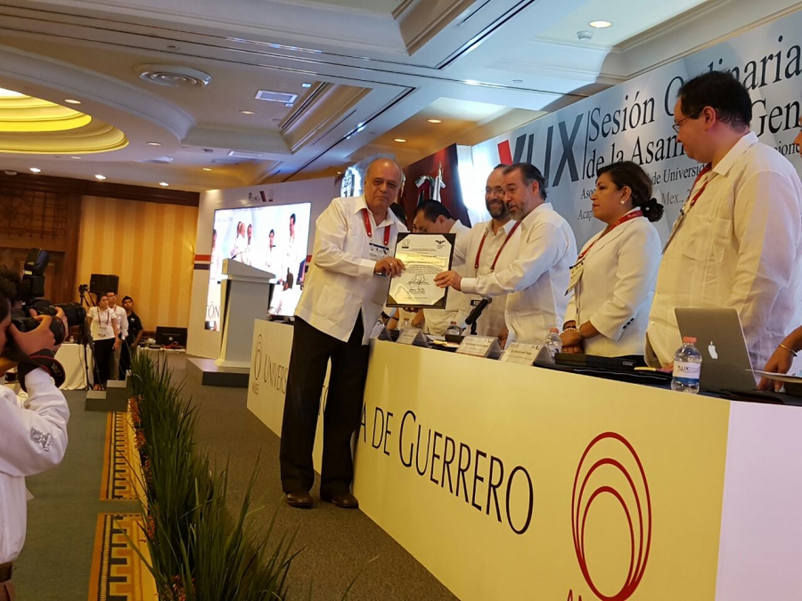 Entregan ANUIES y SCJN Distintivo de Idoneidad Curricular a la Licenciatura en Derecho que oferta la UNACH