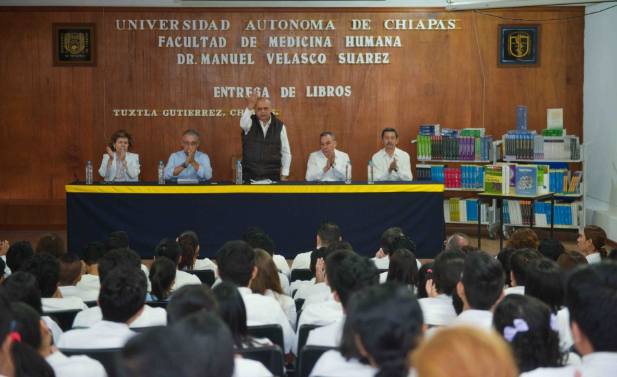 Incrementa UNACH acervo bibliográfico de la Facultad de Medicina Humana