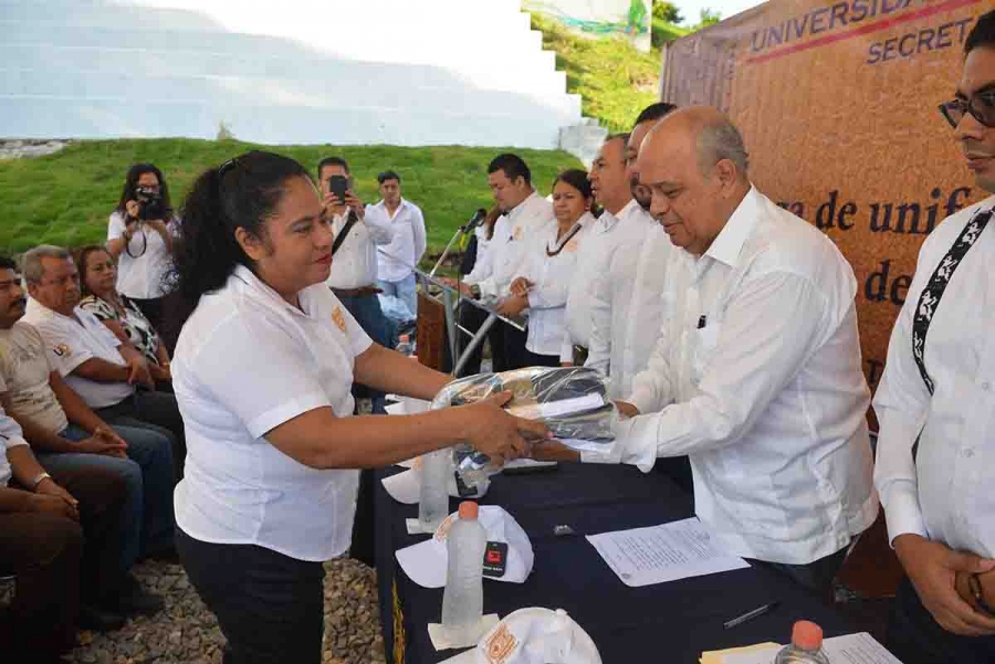 Entrega Administración Central de la UNACH uniforme al personal de la Dirección de Servicios Generales