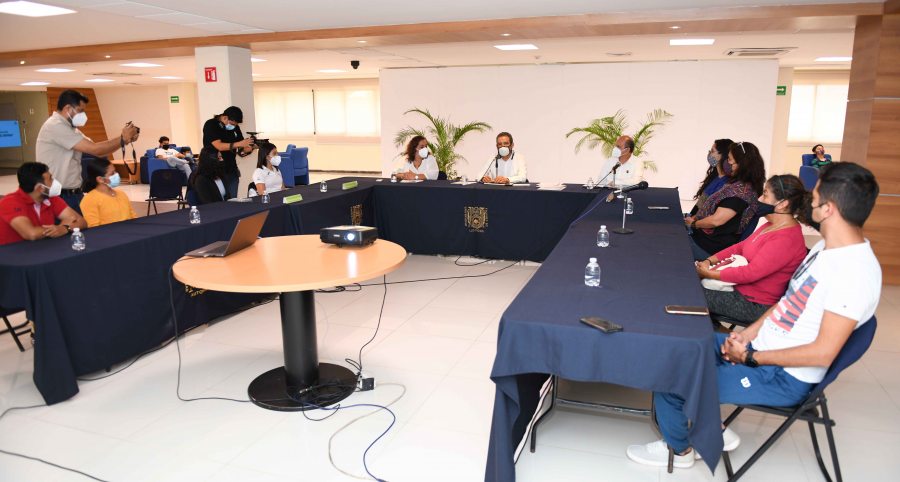 Entregan reconocimiento de Universitarias destacadas a alumnas de la UNACH