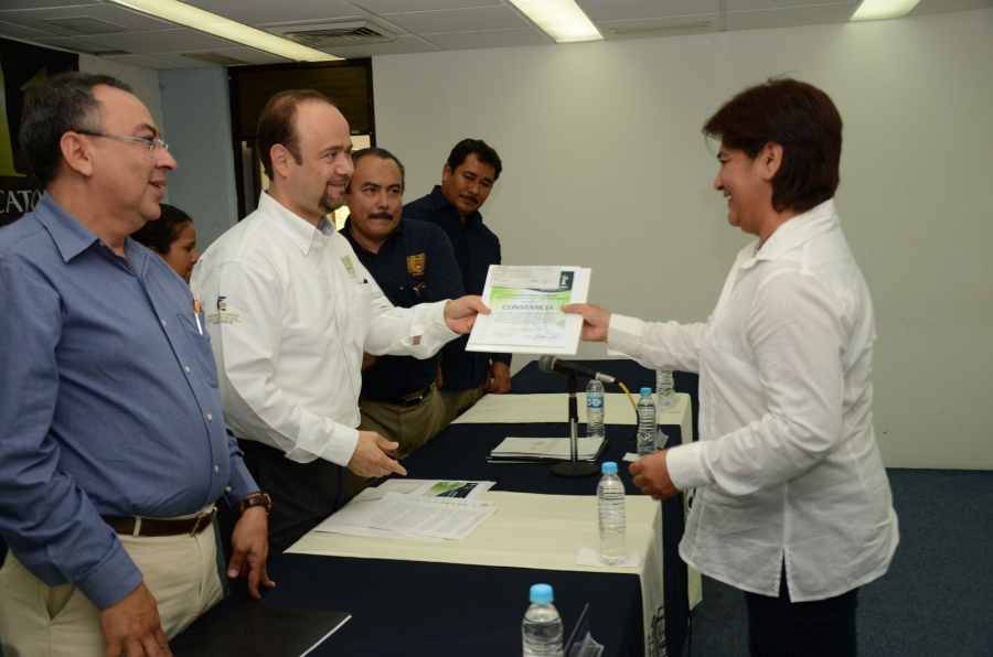 Entrega rector de la UNACH, Jaime Valls Esponda, recursos para desarrollar proyectos de investigación