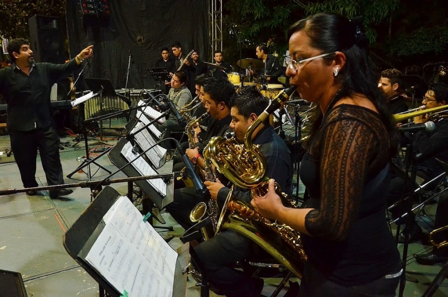 Participan cientos de jóvenes en actividades artísticas y culturales en el Parque Hundido de la UNACH