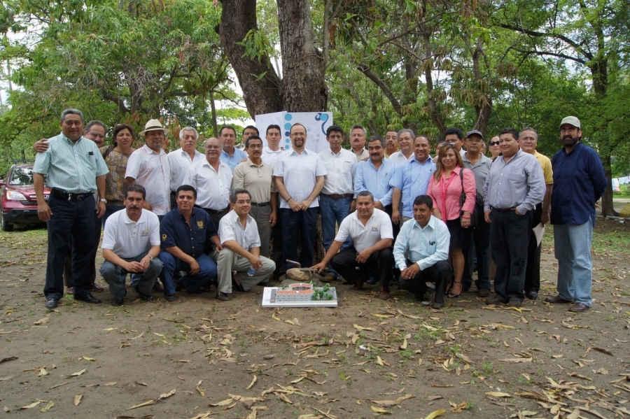 Colocan primera piedra del Centro Vacacional del Maestro Universitario en Puerto Arista  