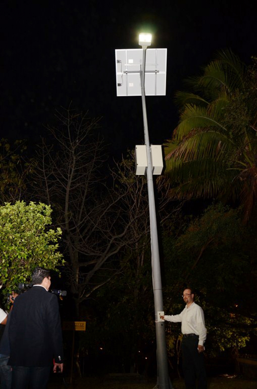 IniciaCon la presencia del rector Jaime Valls Esponda, Inicia en la UNACH instalación de luminarias ecológicas en el Circuito Universitario en Tuxtla Gutiérrez