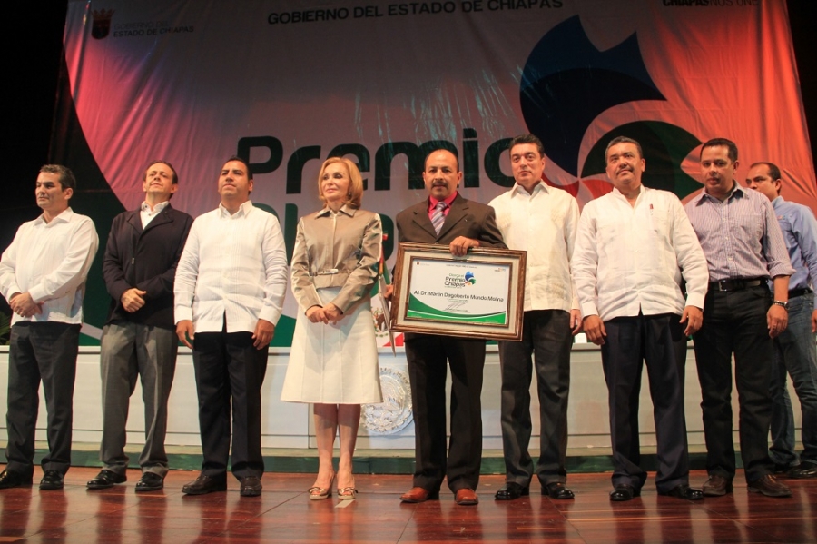 Destaca rector Jaime Valls Esponda trayectoria del Premio Chiapas en Ciencias, Martín Dagoberto Mundo Molina