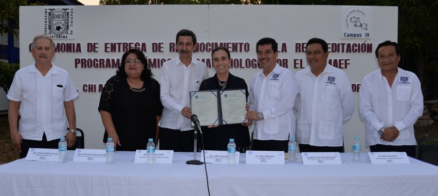 Otorgan reacreditación nacional a la licenciatura de Químico Farmacobiólogo ofertada por la UNACH