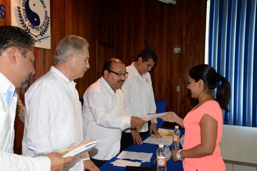 Entrega UNACH reconocimientos a alumnos destacados del Campus IV