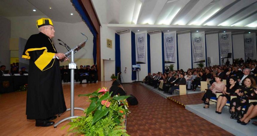 Entregan en la UNACH el grado de Doctor Honoris Causa a Antonio García Sánchez