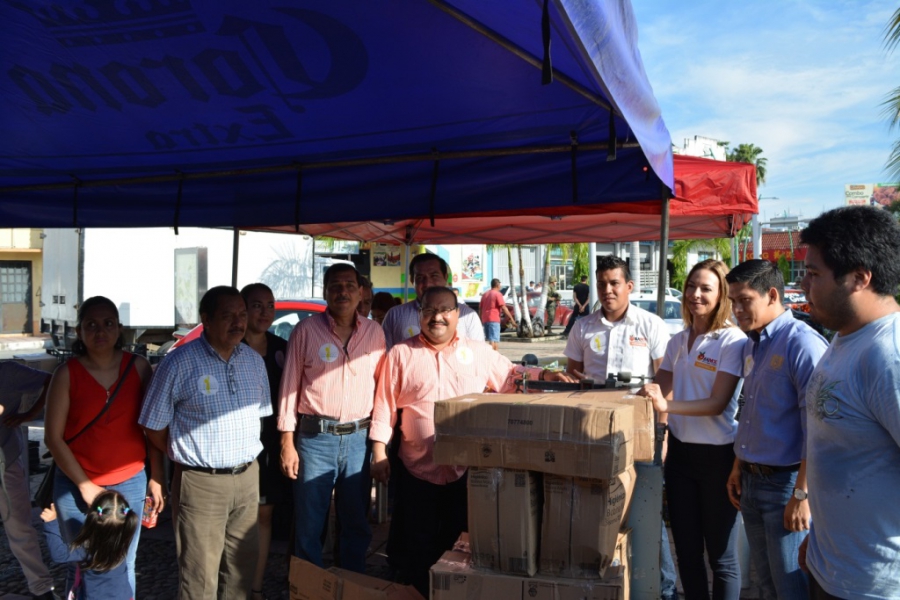 Entregan Unachenses donativo en la Colecta Anual 2016 del Banco de Alimentos