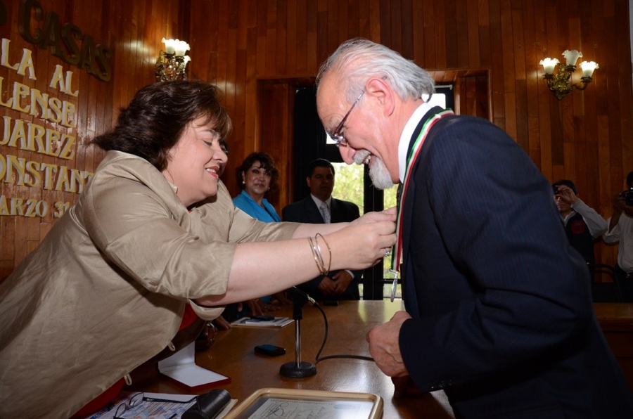 Distingue Ayuntamiento de San Cristóbal a ex rector de la UNACH, Heberto Morales Constantino