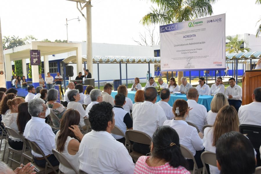 Develan placa por reacreditación nacional de la Licenciatura en Administración de la UNACH