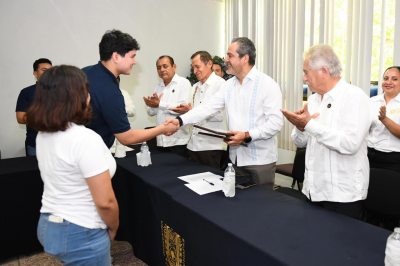 Se reúne el rector Carlos Faustino Natarén Nandayapa con estudiantes de la UNACH ganadores de la competencia nacional Hackathon 2024