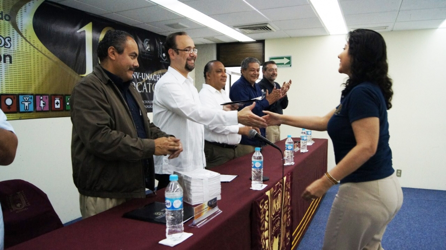 Entrega rector de la UNACH recursos a investigadores universitarios  