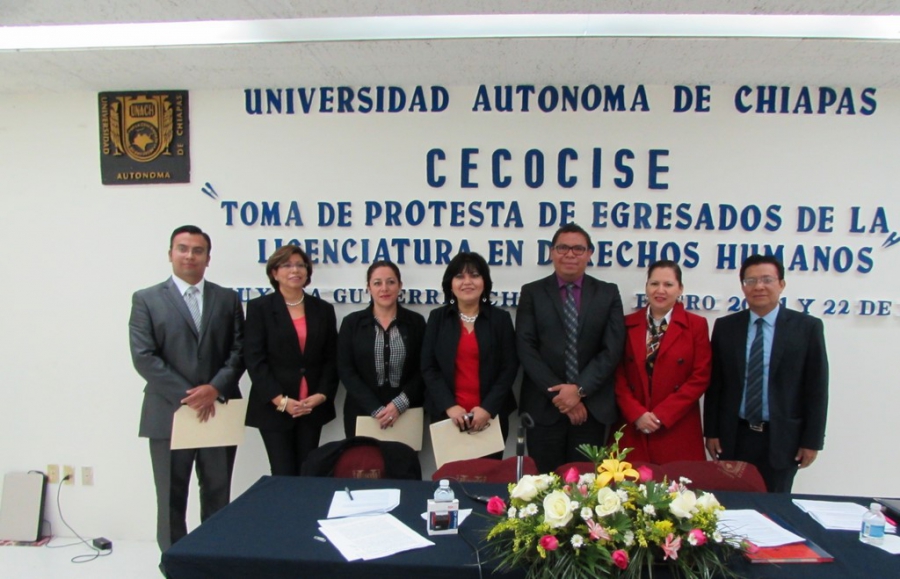 Rinden protesta  profesionistas en Derechos Humanos formados en la UNACH