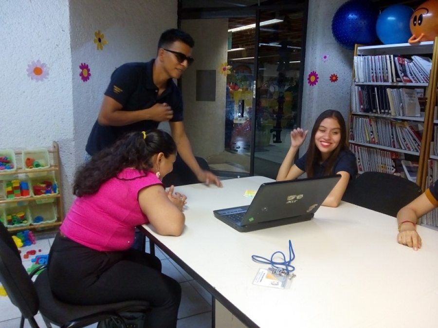 Estudiantes de la UNACH dan clases de inglés a niños y jóvenes ciegos y débiles visuales