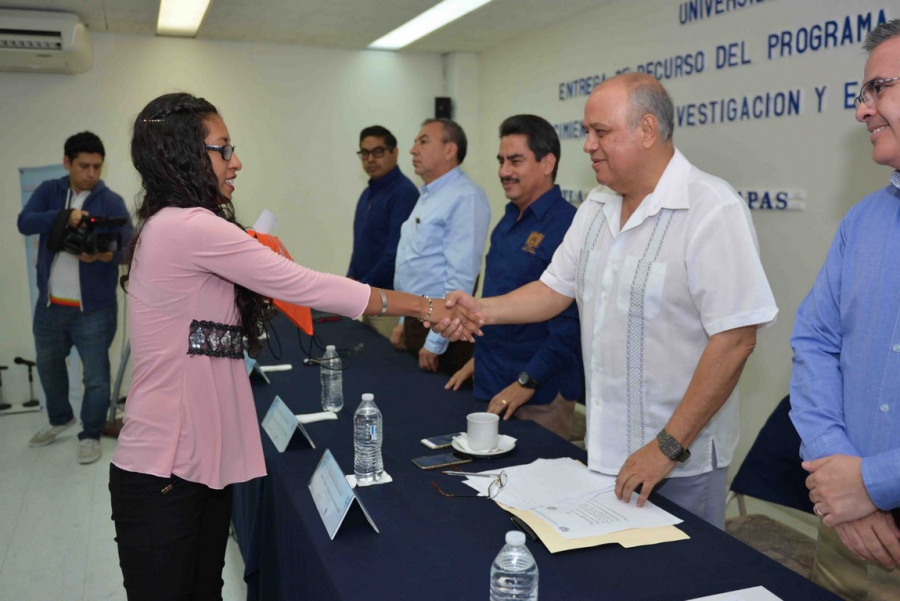 Benefician a más de 50 alumnos de la UNACH con las becas del Programa DELFIN