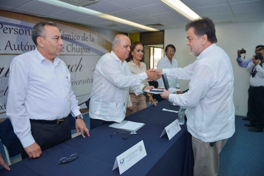 Entrega UNACH a docentes la Medalla al Mérito al Servicio Universitario