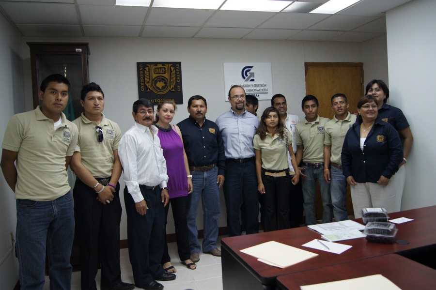 Convive Rector Jaime Valls Esponda con participantes en Certamen de Emprendedores  