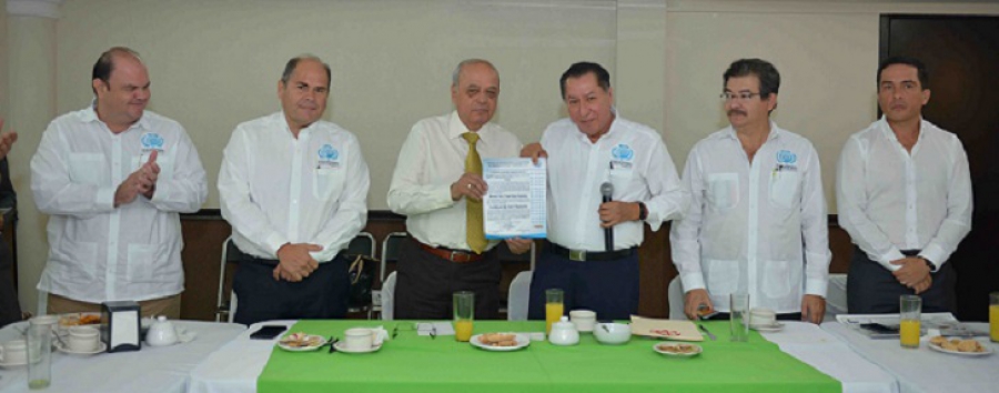 Nombran al Rector Carlos Eugenio Ruiz Hernández miembro honorario  del Colegio de Profesionistas de Doctores en Ciencias Políticas y Sociales.
