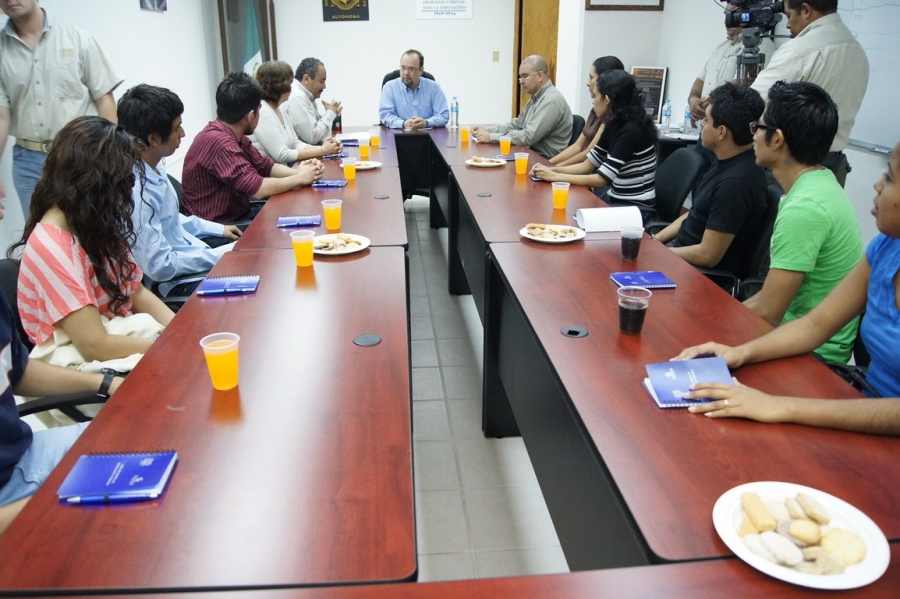 Entregan becas de estancias de investigación a estudiantes de la UNACH 