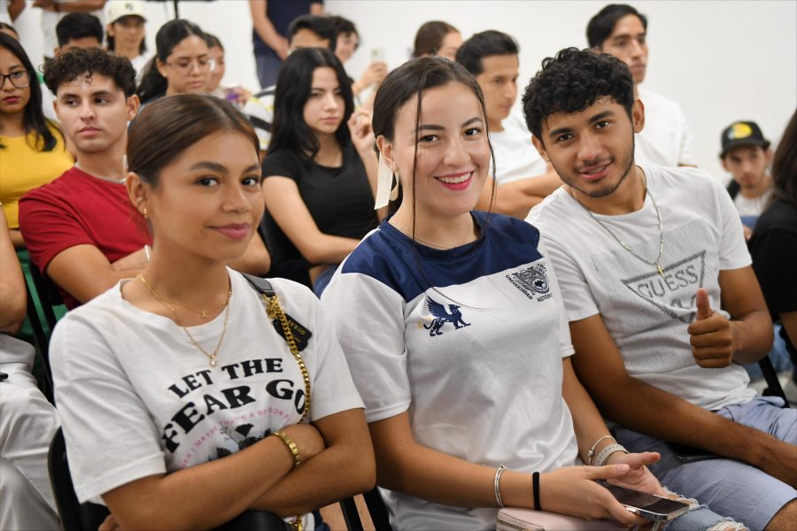 Entregan uniformes a estudiantes de la UNACH que participarán en la etapa estatal de la Universiada