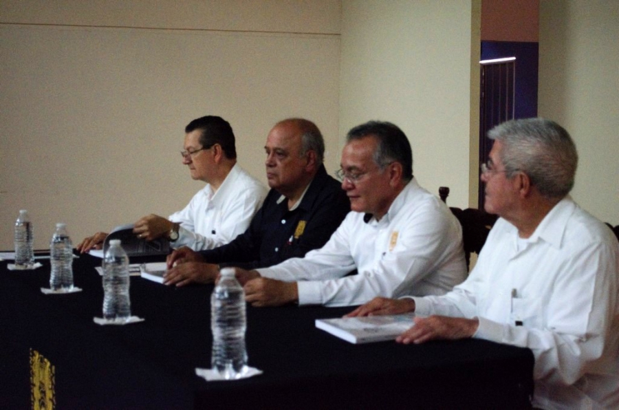 Presentan el libro Aprender Contabilidad Financiera, del académico unachense, José Bulmaro Díaz Fonseca
