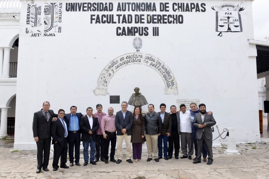 Develan placa egresados de la Facultad de Derecho de la UNACH alusiva a los 25 años de la Generación 1991-1995