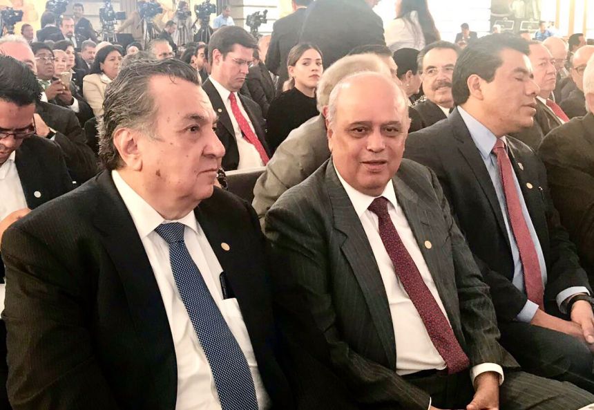 Atestigua el rector de la UNACH, Carlos Eugenio Ruiz Hernández, la firma del convenio entre la SEP y el CCE