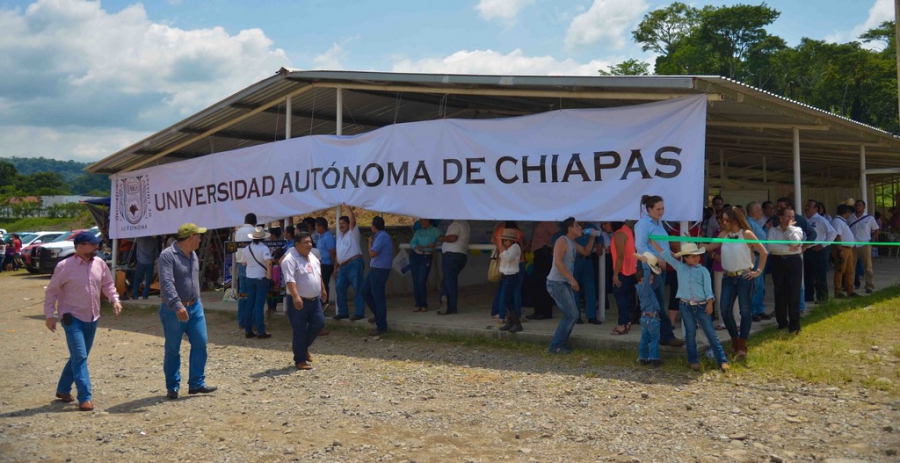 Difunde UNACH oferta educativa en la Feria Ganadera Pichucalco 2015