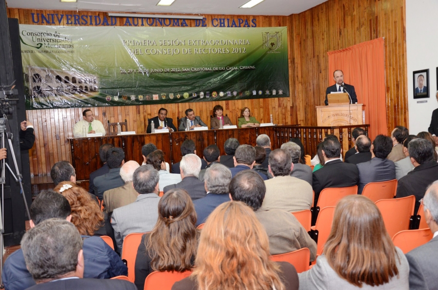 San Cristóbal de las Casas, Chiapas.- Con la presencia de rectores de universidades de distintas partes de la República, se puso en marcha la reunión del Consorcio de Universidades Mexicanas, que agrupa a instituciones públicas de mayor prestigio del país, acto que presidieron el secretario de Educación del Estado, Ricardo Aguilar Gordillo; el presidente del CUMEX, Mario Alberto Ochoa Rivera; la presidenta municipal, Victoria Cecilia Flores Pérez y el rector Jaime Valls Esponda.  