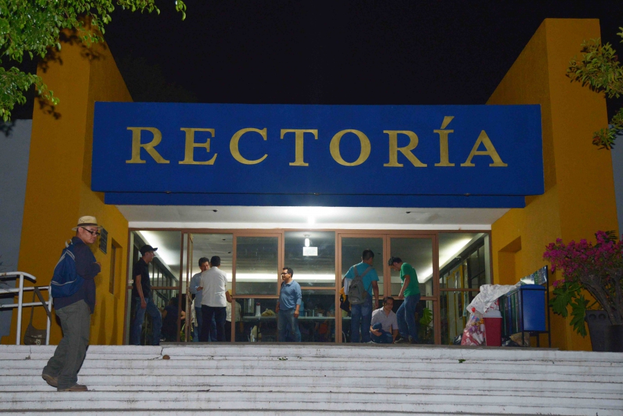 Entregan docentes y alumnos de Ciencias Sociales de la UNACH edificio de Rectoría