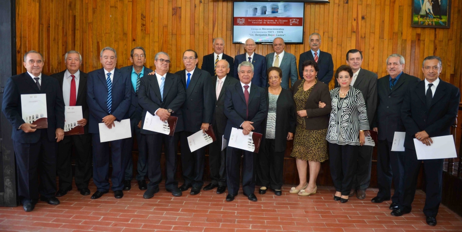 Reconoce UNACH a egresados de la generación 1971-1976 de la Facultad de Derecho