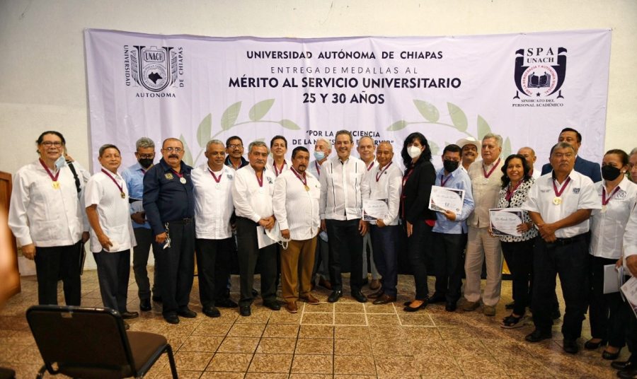 Distingue a docentes con la Medalla UNACH  al Mérito en el Servicio Universitario
