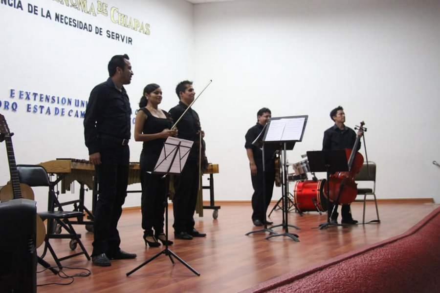 Disfrutan jóvenes de concierto de música clásica organizado por la UNACH