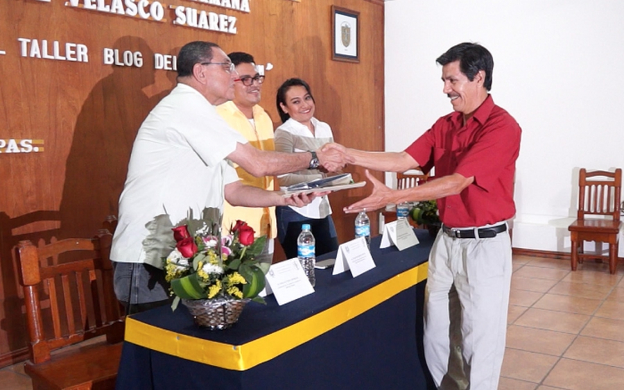 Capacitan alumnos de la UNACH a adultos mayores en el uso de las nuevas tecnologías