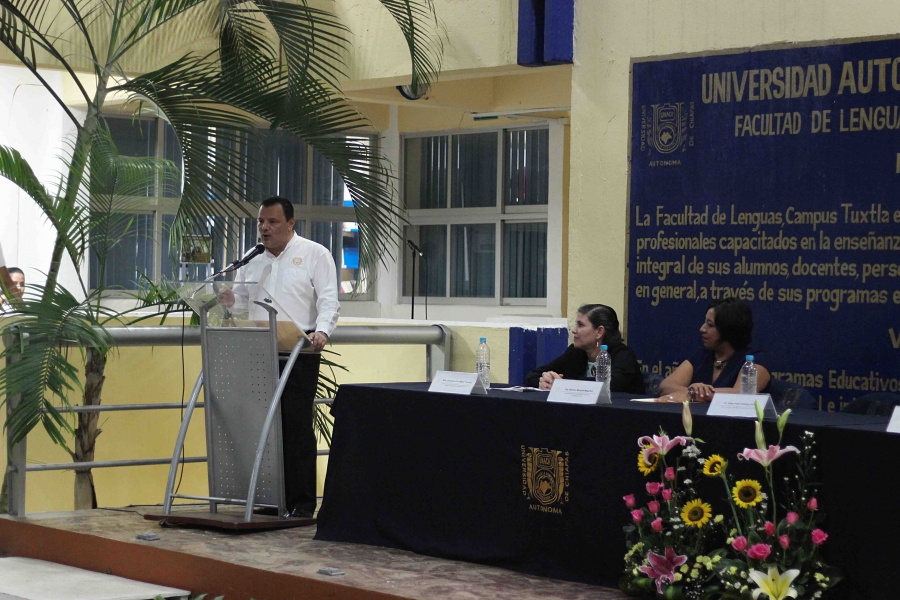 Entregan título en mano a egresados de la Licenciatura en Enseñanza del Inglés