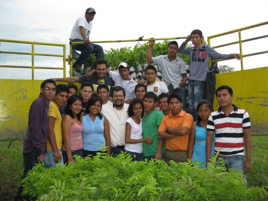 Entregan estudiantes de la UNACH plantas y árboles a la Comisión Nacional Forestal