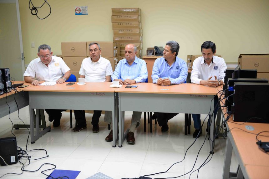 Entregan equipos de cómputo a la Facultad de Ciencias Químicas de la UNACH