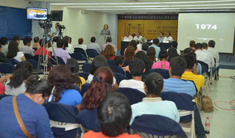 Celebran universitarios fecha histórica de inicio de actividades de la UNACH